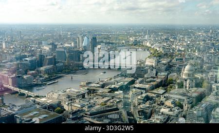 Faszinierende Aussicht auf London aus der Vogelperspektive mit St. Paul's Cathedral, mehreren Brücken über die Themse und dem London Eye vom Aussichtspunkt Horizont 22 aus gesehen Stockfoto