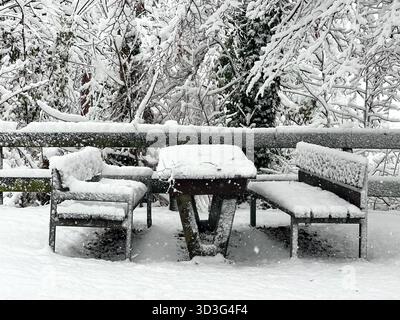 Tisch und Bänke im Winter in einem Stadtpark mit Schnee bedeckt. Winterszene. Ruhebereich nach Schneesturm nicht genutzt Stockfoto