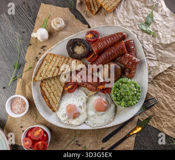 Komplettes englisches Frühstück mit Spiegeleiern und Würstchen Stockfoto