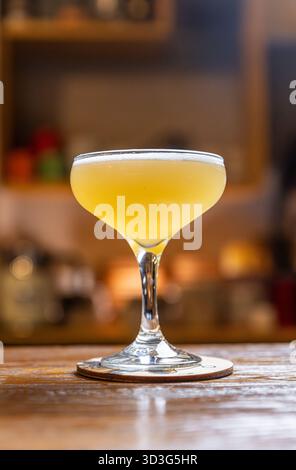 Erfrischender Zitronencocktail auf einer hölzernen Bartheke Stockfoto