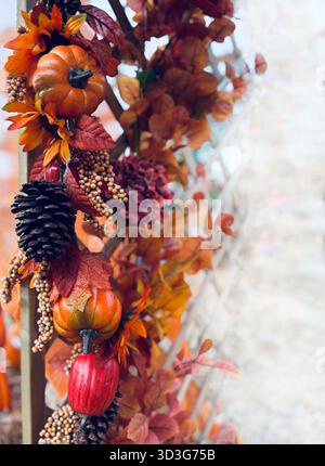 Herbstkranz mit kleinen dekorativen Kürbissen, Tannenzapfen und Blättern in verschiedenen Formen und Farben. Minimalistisches Konzept für Ernte, Herbst, Hallowen. Stockfoto