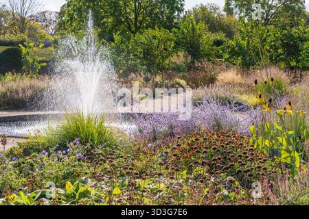 Scampston Wall Garden im Herbst, North Yorkshire, Großbritannien Stockfoto