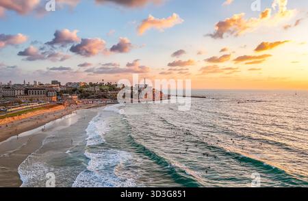 Aus der Vogelperspektive das goldene Licht, das die alte Hafenstadt Old Jaffa, wo historische Architektur auf das azurblaue Meer trifft, Tel Aviv-Yafo, Israel. Stockfoto