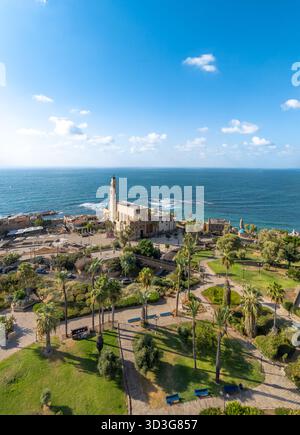 Majestätisch gegenüber dem türkisfarbenen Meer, eingerahmt von antiken Ruinen und grünen Parks, Old Jaffa, Tel Aviv-Ya, erhebt sich ein Blick aus der Vogelperspektive auf die Peterskirche Stockfoto