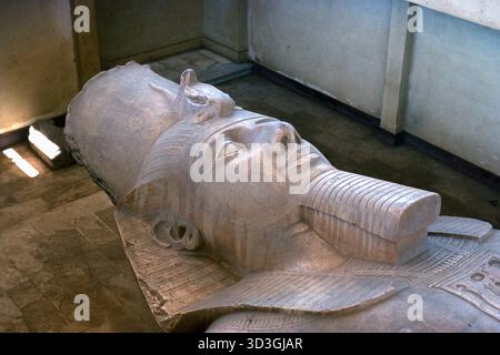 Memphis Egypt 1976 - kolossale Kalksteinstatue von Ramses II. In einem eigenen Gehege in den Ruinen von Memphis, der alten Hauptstadt von Niederägypten, in der Nähe des heutigen Dorfes mit Rahina, etwa 20 Kilometer südlich von Kairo in Ägypten Stockfoto