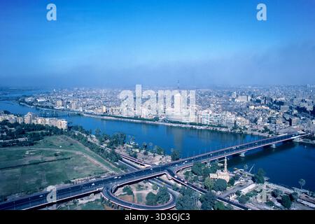 Kairo Ägypten 1976 – Kairos Stadtbild mit nordöstlichem Blick über die 6. Oktober-Brücke vom Kairo-Turm (Borg El-Qahira) auf der Insel Gezira, Zamalek, Kairo Stockfoto