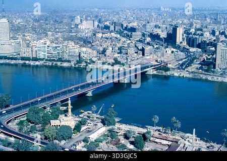 Kairo Ägypten 1976 – Kairos Stadtbild mit nordöstlichem Blick über die 6. Oktober-Brücke vom Kairo-Turm (Borg El-Qahira) auf der Insel Gezira, Zamalek, Kairo Stockfoto