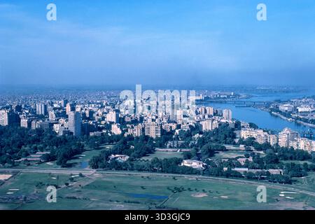 Kairo Ägypten 1976 – Kairos Stadtbild mit Blick nach Norden über den Gazira Sporting Club vom Cairo Tower (Borg El-Qahira) auf der Insel Gezira, Zamalek, Kairo Stockfoto
