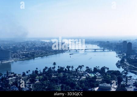 Kairo Ägypten 1976 – Kairos Stadtbild mit Blick auf den Nil vom Cairo Tower (Borg El-Qahira) auf der Insel Gezira, Zamalek, Kairo Stockfoto