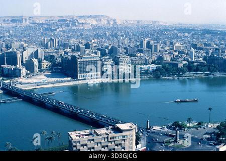 Kairo Ägypten 1976 – Kairos Stadtbild mit südöstlichem Blick über die Qasr El Nil-Brücke in Richtung Zitadelle vom Kairo-Turm (Borg El-Qahira) auf der Insel Gezira, Zamalek, Kairo Stockfoto