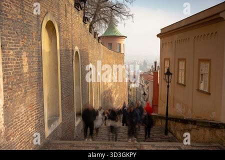 Prag, Tschechische Republik - 28. Dezember 2024: Treppe zur Prager Burg in Tschechien. Lange Belichtung Stockfoto