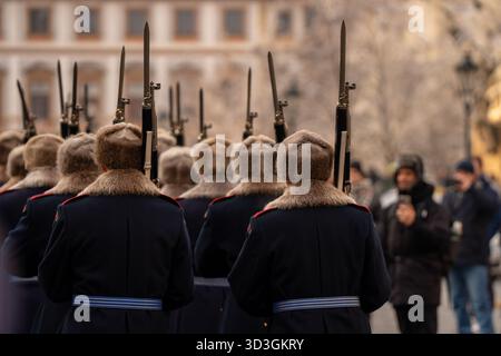 Prag, Tschechische Republik - 28. Dezember 2024: Prag, Tschechische Republik - 28. Dezember 2024: Zeremonieller Wechsel der Schicht durch die Prager Burgwache. Keine Flächen Stockfoto