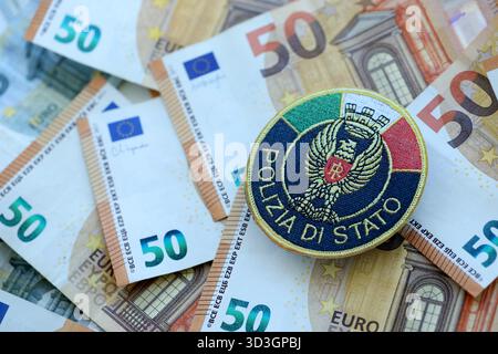 KIEW, UKRAINE - 6. SEPTEMBER 2025 Flicken der italienischen Staatspolizei auf großen Mengen von Euro-Geldscheine Nahaufnahme Stockfoto