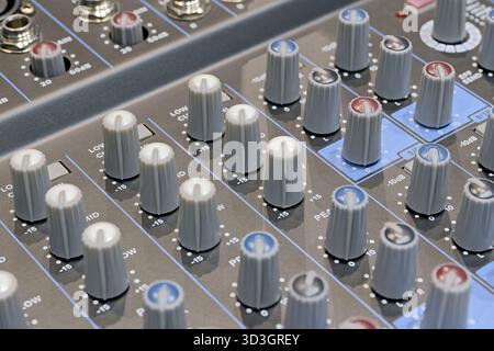 Generisches Audio-Mischpult, Nahaufnahme, abstrakter Technologiehintergrund Stockfoto