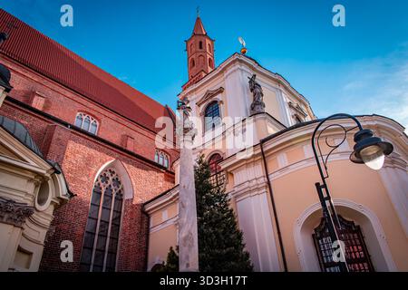 Eine wunderschöne katholische Kirche in Breslau aus roten Ziegeln, geschmückt mit Statuen und beleuchtet durch Sonnenlicht. Stockfoto