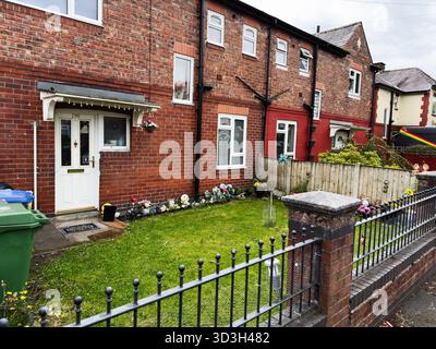 Manchester, Großbritannien - 30. September 2025: Reihe von Ziegelterrassenhäusern in Manchester mit einem kleinen Vorgarten und dekorativen Ornamenten. Stockfoto