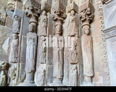 Steingeschnitzte Figuren Eingang Iglesia de San Esteban, romanische Kirche, SOS del Rey Católico, Cinco Villas Zaragoza Provinz, Aragon, Spanien, Europa Stockfoto