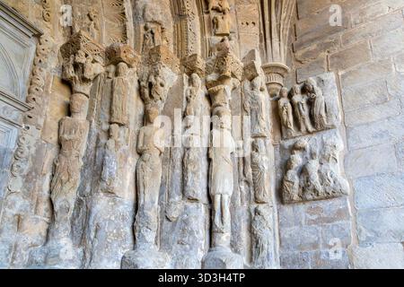 Steingeschnitzte Figuren Eingang Iglesia de San Esteban, romanische Kirche, SOS del Rey Católico, Cinco Villas Zaragoza Provinz, Aragon, Spanien, Europa Stockfoto