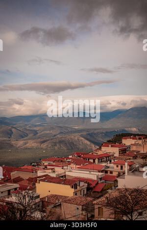 Luftaufnahme der Stadt Delphi in Griechenland bei Sonnenaufgang. Stockfoto