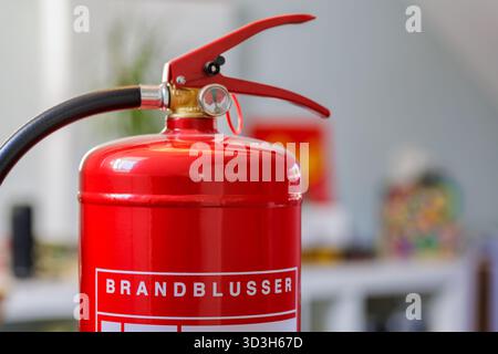 Nahaufnahme einer Feuerlöschanlage mit dem niederländischen Text „Feuerlöscher“ Stockfoto