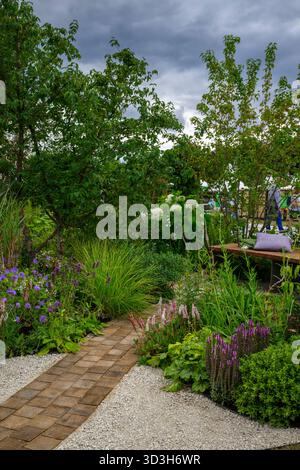 Greenfingers Charity Together Garden (Gartenbautherapie, beruhigende weiche Farben) - RHS Flower Show Wentworth Woodhouse 2025, Yorkshire, England, Vereinigtes Königreich. Stockfoto