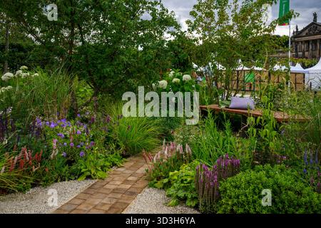 Greenfingers Charity Together Garden (Gartenbautherapie, breiter zugänglicher Pfad) - RHS Flower Show Wentworth Woodhouse 2025, Yorkshire, England, Großbritannien. Stockfoto