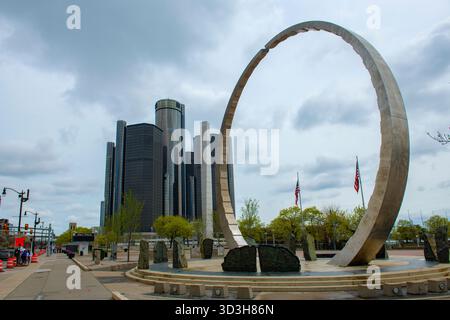 Das transzendierende Bogendenkmal am Hart Plaza mit dem General Motors Renaissance Center RenCen im Hintergrund im Zentrum von Detroit, Michigan MI, USA. Stockfoto