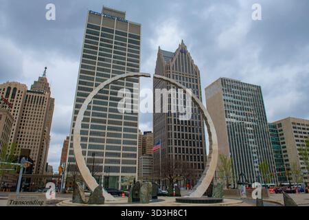 Das beeindruckende Bogendenkmal am Hart Plaza mit einem Gebäude der Woodward Avenue und dem Ally Detroit Center im Hintergrund im Zentrum von Detroit, Michigan MI, USA Stockfoto