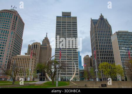 Das beeindruckende Bogendenkmal am Hart Plaza mit einem Gebäude der Woodward Avenue und dem Ally Detroit Center im Hintergrund im Zentrum von Detroit, Michigan MI, USA Stockfoto