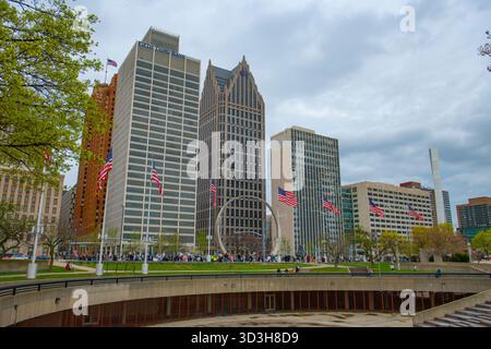 Das beeindruckende Bogendenkmal am Hart Plaza mit einem Gebäude der Woodward Avenue und dem Ally Detroit Center im Hintergrund im Zentrum von Detroit, Michigan MI, USA Stockfoto