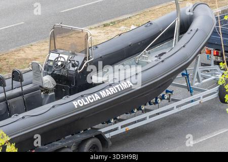 Policia Maritima Patrouillenboot, ein starres Schlauchboot, geparkt auf einem Anhänger Stockfoto