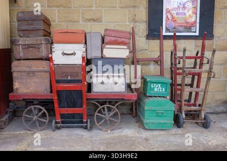 Gepäck auf dem Bahnsteig an der Ramsbottom Station, Lancashire auf der East Lancashire Railway Steam Gala 2025. Stockfoto