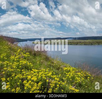 Atemberaubende Aussicht auf den Dnister River Canyon, die Bakota Bay, die Region Czernivtsi, die Ukraine. Stockfoto