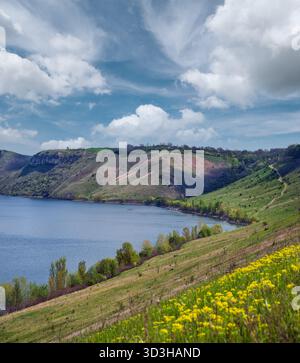 Herrlicher Blick auf den Frühling auf den Dnister River Canyon, Czernowitz Region, Ukraine. Stockfoto