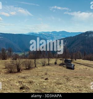 Der frühe Frühling Karpaten plateau Landschaft mit schneebedeckten Grat tops in weit, Ukraine. Stockfoto
