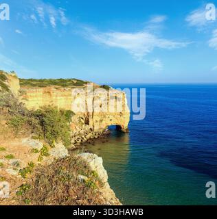 Naturale in Klippe. Sommer felsigen Atlantikküste Blick in der Nähe von Strand Praia da Afurada (Lagoa, Algarve, Portugal). Stockfoto