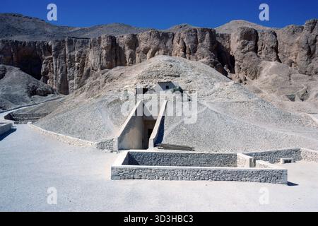 Westbank Luxor Ägypten 1976 – Eintritt zum Grab des Tutanchamun (KV62) mit Grab von Ramses VI (KV9) direkt dahinter im Tal der Könige am Westufer des Nils bei Luxor in Oberägypten Stockfoto