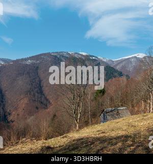 Der frühe Frühling Karpaten plateau Landschaft mit schneebedeckten Grat tops in weit, Ukraine. Stockfoto