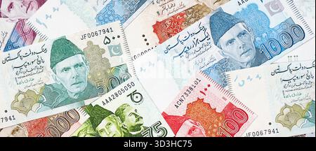 Pakistanische Rupien Banknoten. Die aktuellen pakistanischen Geldrechnungen liegen in großer Höhe auf dem Tisch. Das Konzept des Geschäfts und der Investitionen in Pakistan Stockfoto