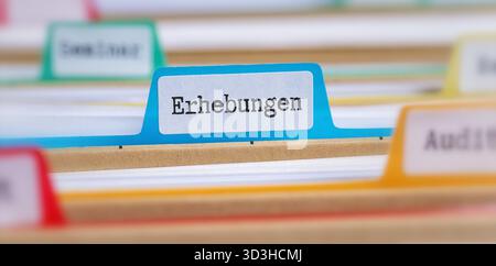 Dateiordner mit einer Registerkarte mit der Bezeichnung Suveys in deutsch - Erhebungen Stockfoto