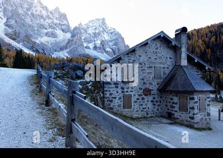 Geschlossene Almhütte der Malga Venegiota im abgeschiedenen Val Venegia in den dolomiten in italien, kalter Morgen vor Sonnenaufgang, Herbstlaub Stockfoto