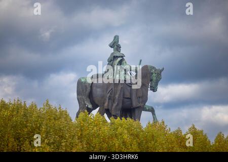 Reiterstatue des deutschen Kaisers Wilhelm I. in Koblenz an einem Herbsttag Stockfoto
