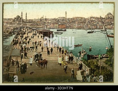 L'immagine è una fotochromia (un processo per produrre immagini a colori da negativi in bianco e nero) del Ponte di Galata a Costantinopoli (l'attuale Istanbul) e del Corno d'Oro, scattata tra il 1890 e il 1900. Stockfoto