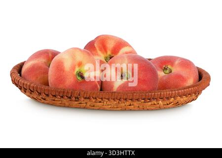 chinesische flache Donut-Pfirsiche in einem Korb isoliert auf weißem Hintergrund Stockfoto