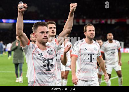 Paris, Frankreich. November 2025. Fußball: Champions League, Paris Saint-Germain - Bayern München, Vorrunde, Spieltag 4, Parc des Princes, Joshua Kimmich (Bayern München) feiert den Sieg in Paris. Quelle: Federico Gambarini/dpa/Alamy Live News Stockfoto
