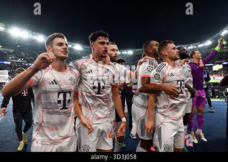 Paris, Frankreich. November 2025. Fußball: Champions League, Paris Saint-Germain - Bayern München, Vorrunde, Spieltag 4, Parc des Princes, Bayern feiert den Sieg in Paris. Quelle: Federico Gambarini/dpa/Alamy Live News Stockfoto