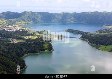 Wunderschöner Blick aus der Luft auf die Kraterseen von Sete Cidades auf der Insel Sao Miguel, Azoren, Portugal. Stockfoto