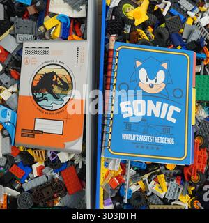 Ein Buch, das auf Lego-Ziegeln liegt Stockfoto