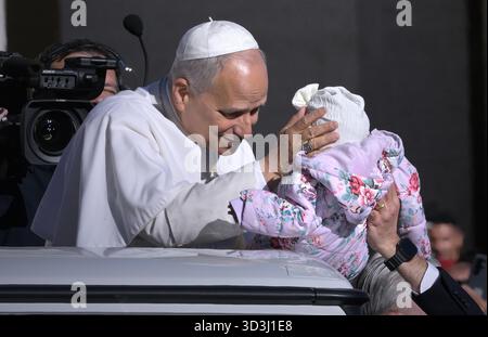 Vatikanstadt, Vatikanstadt. November 2025. Papst Leo XIV. Bei der Generalaudienz am Mittwoch auf dem Petersplatz. Vatikanstadt (Vatikan), 5. November 2025 Credit: dpa/Alamy Live News Stockfoto