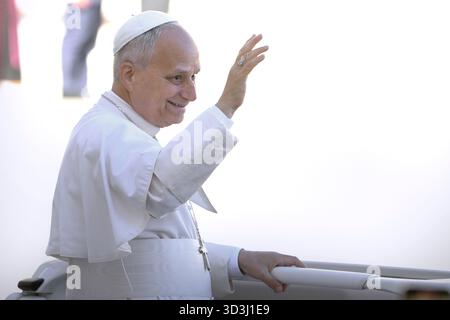 Vatikanstadt, Vatikanstadt. November 2025. Papst Leo XIV. Bei der Generalaudienz am Mittwoch auf dem Petersplatz. Vatikanstadt (Vatikan), 5. November 2025 Credit: dpa/Alamy Live News Stockfoto